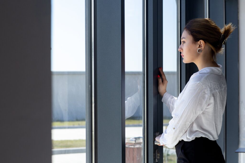 Vitres teintées sur mesure pour bâtiments et locaux commerciaux à Genève.
Esthétique, confidentialité et protection solaire garanties.